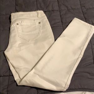 White denim skinny leg jeans